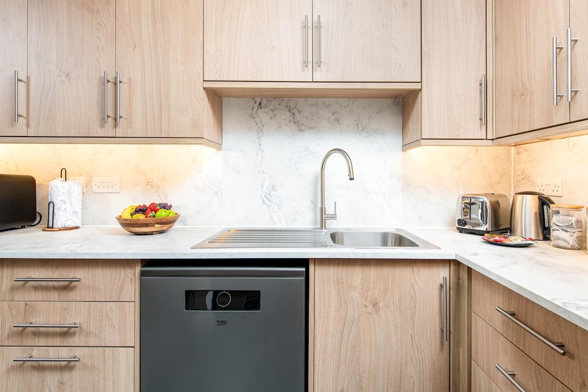 Central & Homely Flat-Parking-By FabAccommodation6