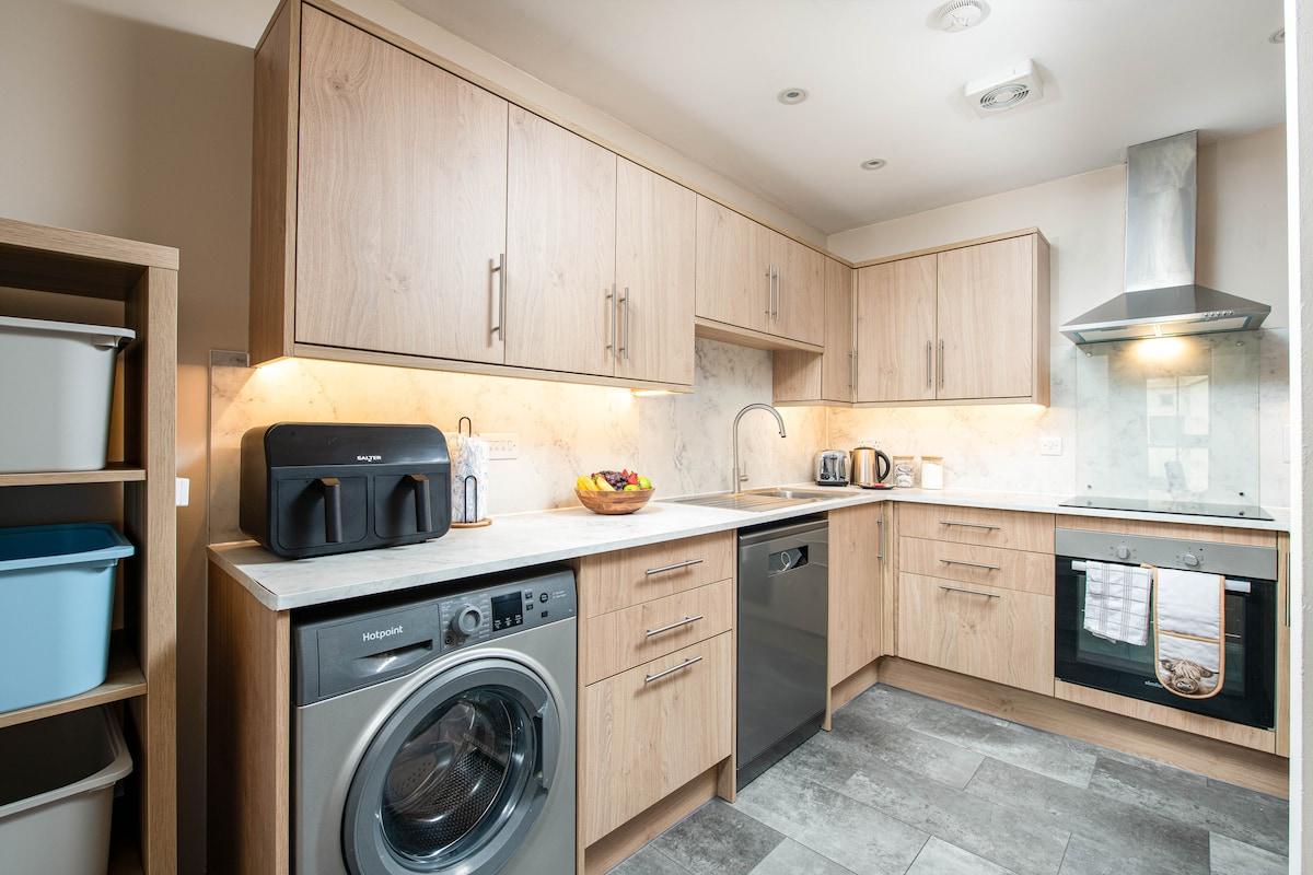 Central & Homely Flat-Parking-By FabAccommodation3