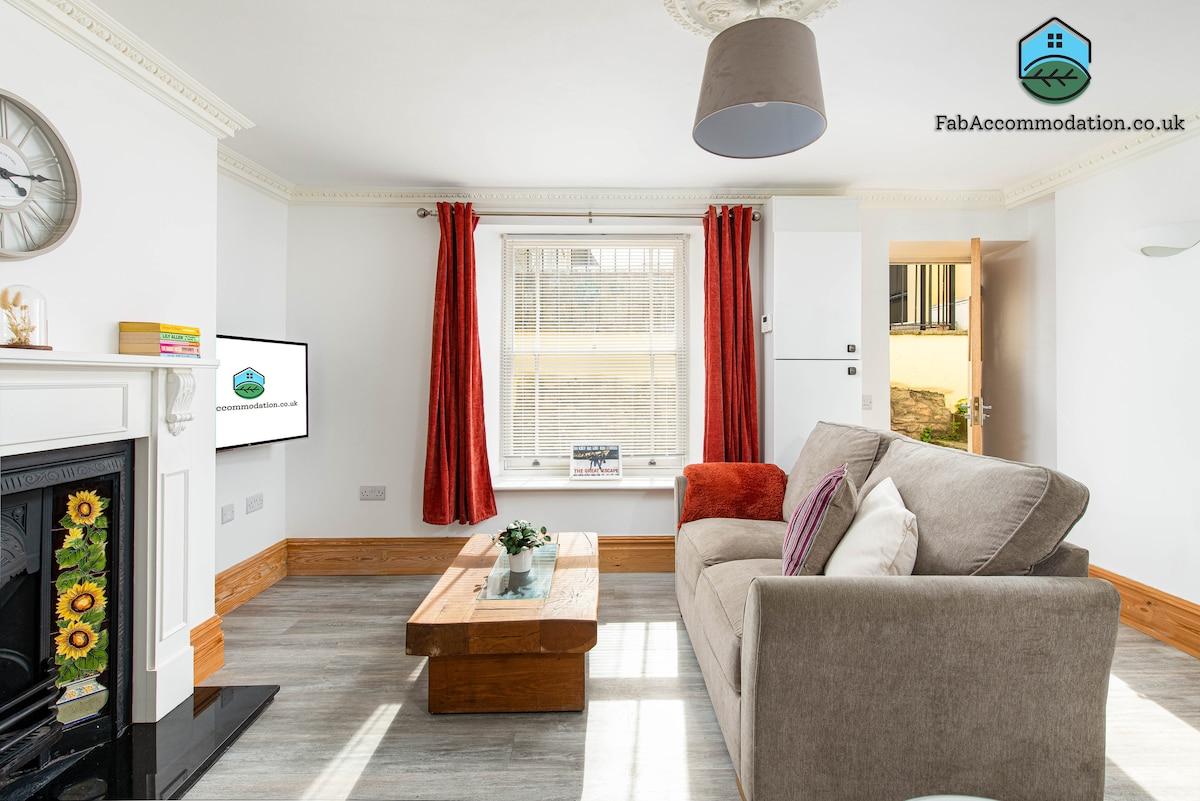 Central Basement Flat-Parking-By FabAccommodation4