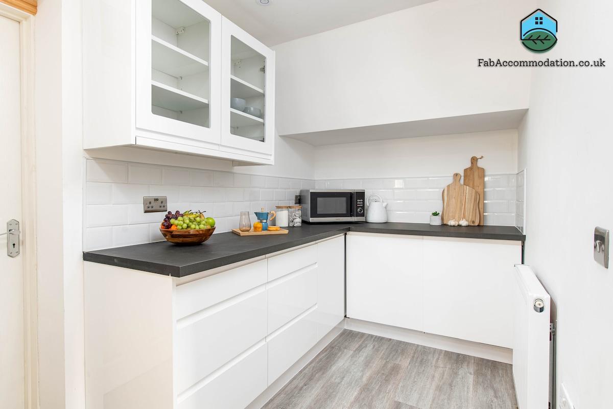 Central Basement Flat-Parking-By FabAccommodation5