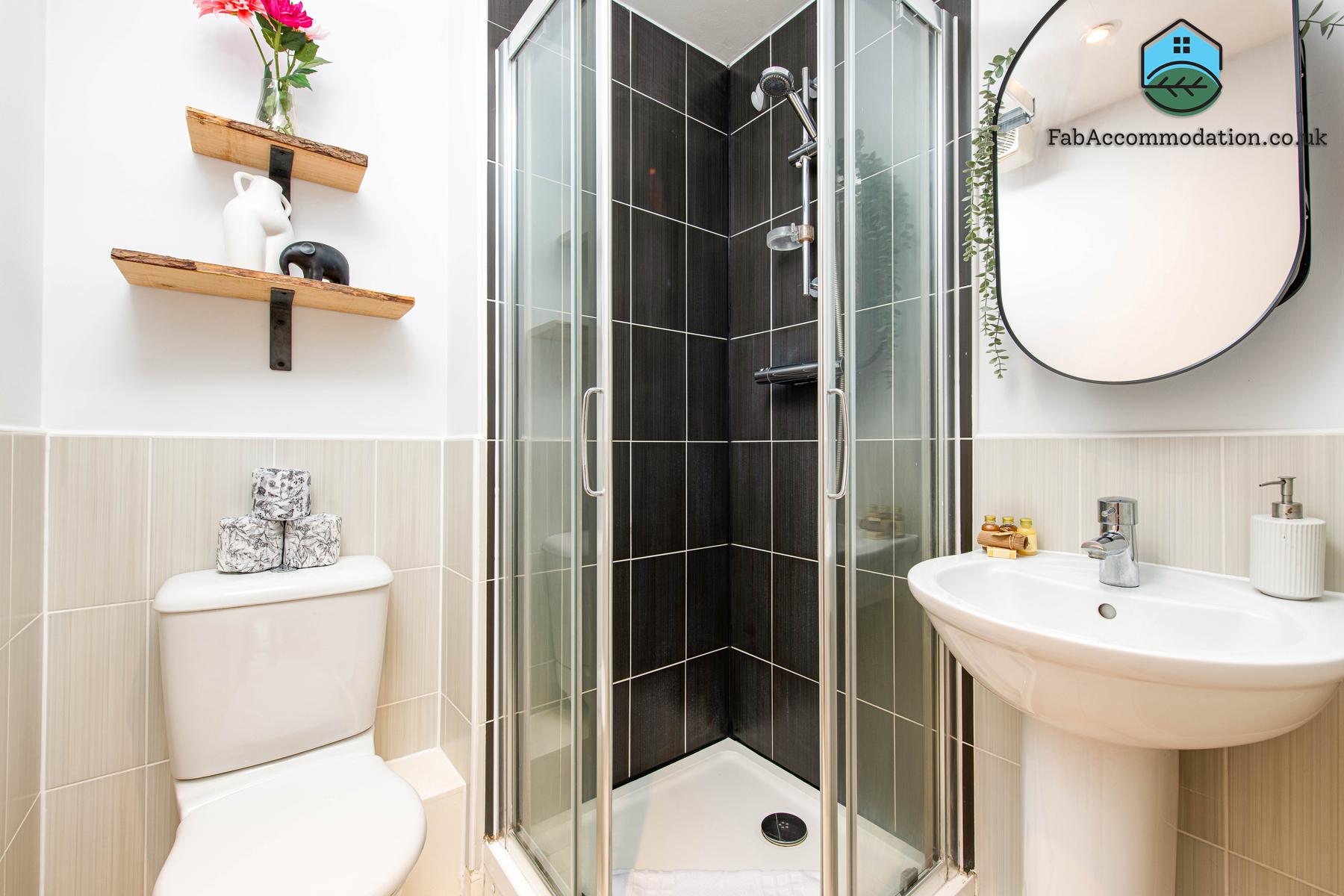 NEW Lovely 2Bed 2Bath-Parking-By FabAccommodation6