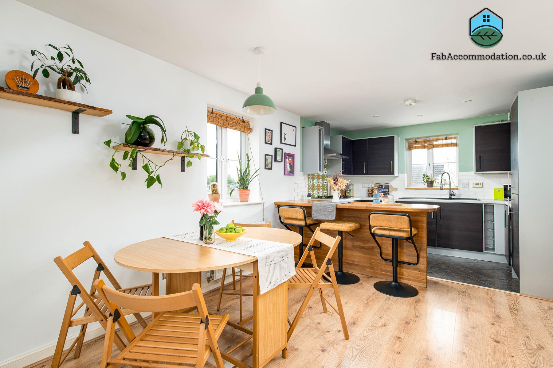 NEW Lovely 2Bed 2Bath-Parking-By FabAccommodation5