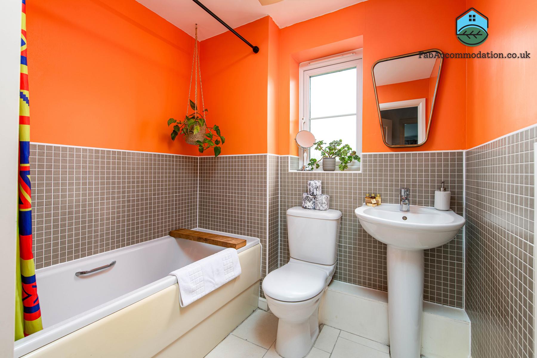 NEW Lovely 2Bed 2Bath-Parking-By FabAccommodation4