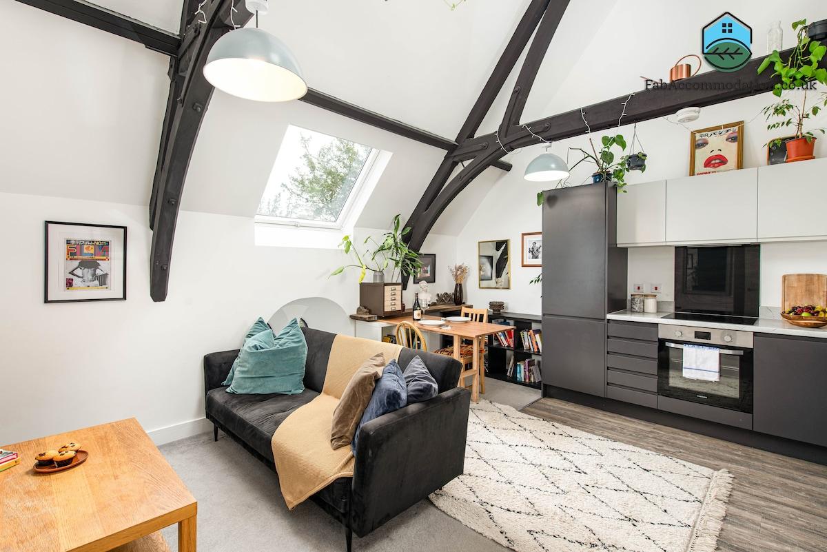 Unique Converted Church Flat-Sleeps 4-Parking1