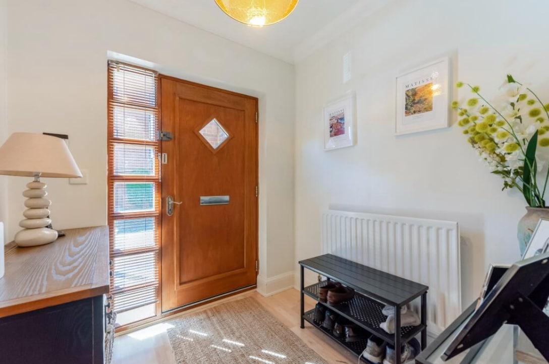 NEW-Stylish Central 4 Bed House-Sleeps 8-Parking3