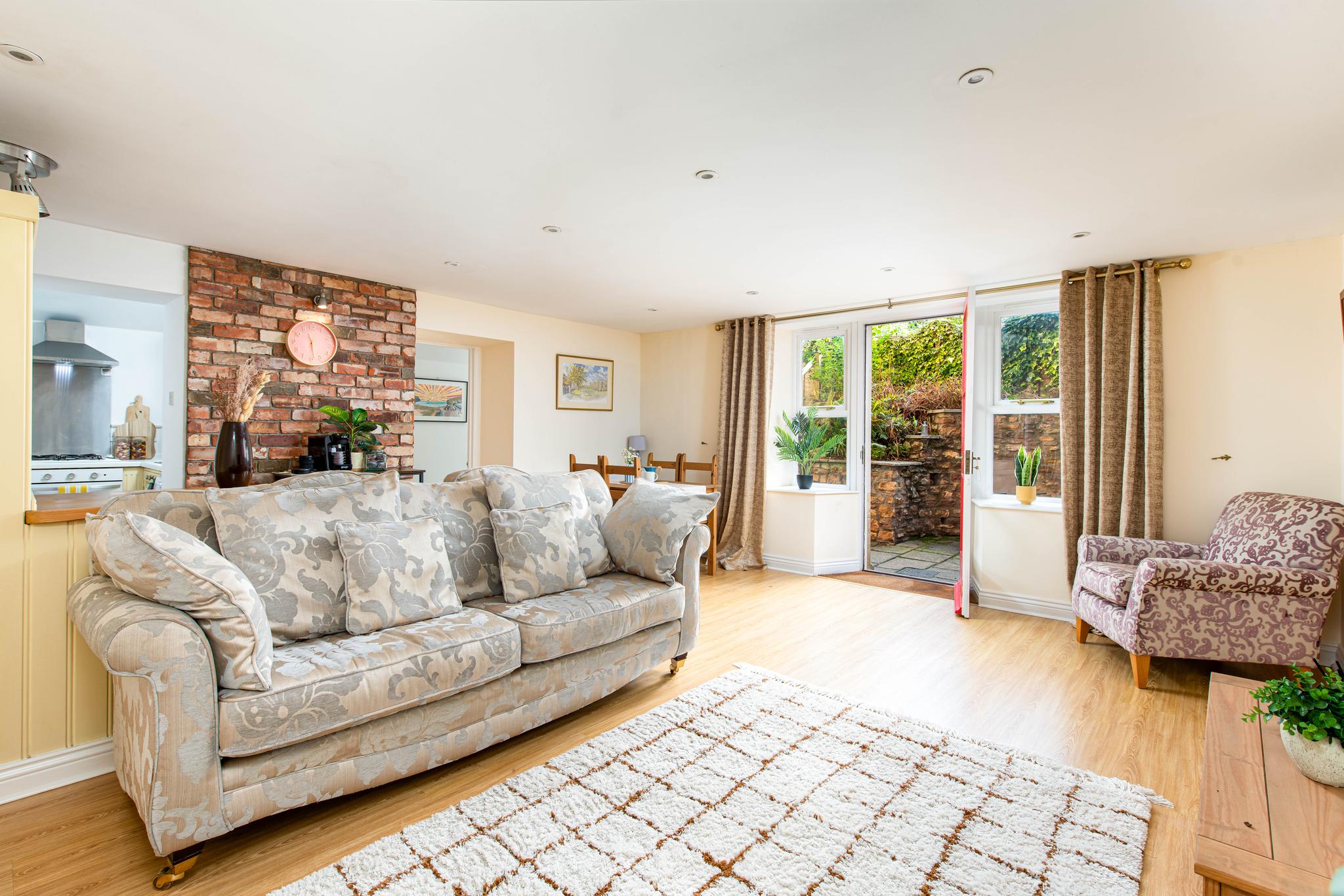 NEW-Cosy Clifton Flat-Best Location-Parking £5/day1