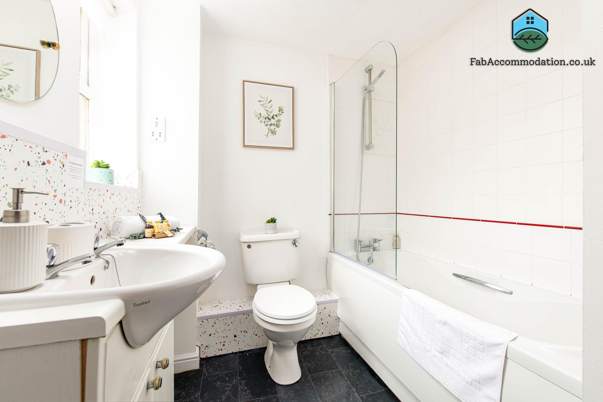 Comfy 2Bed-2Bath-Flat-Parking-By FabAccommodation4