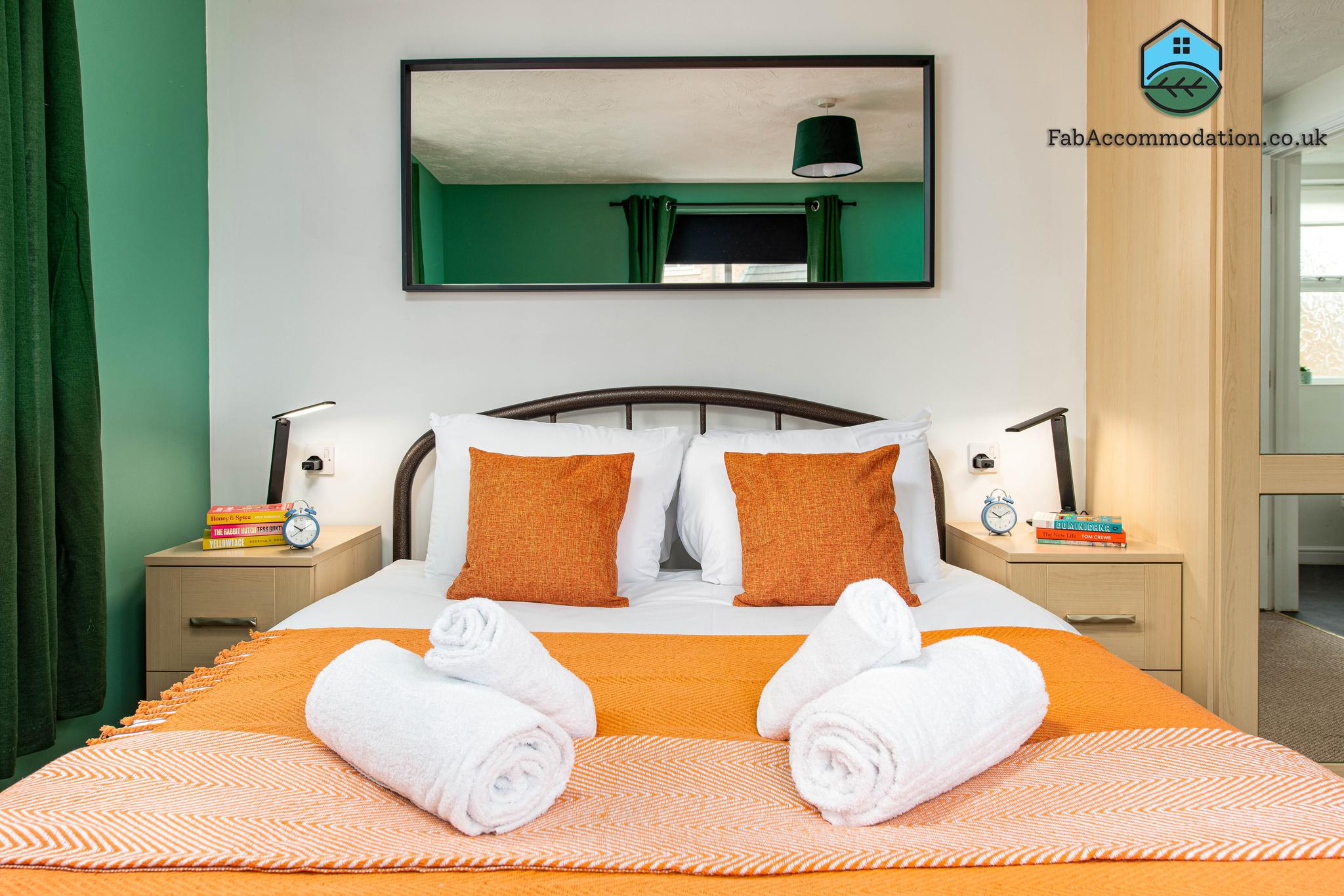 Comfy 2Bed-2Bath-Flat-Parking-By FabAccommodation6