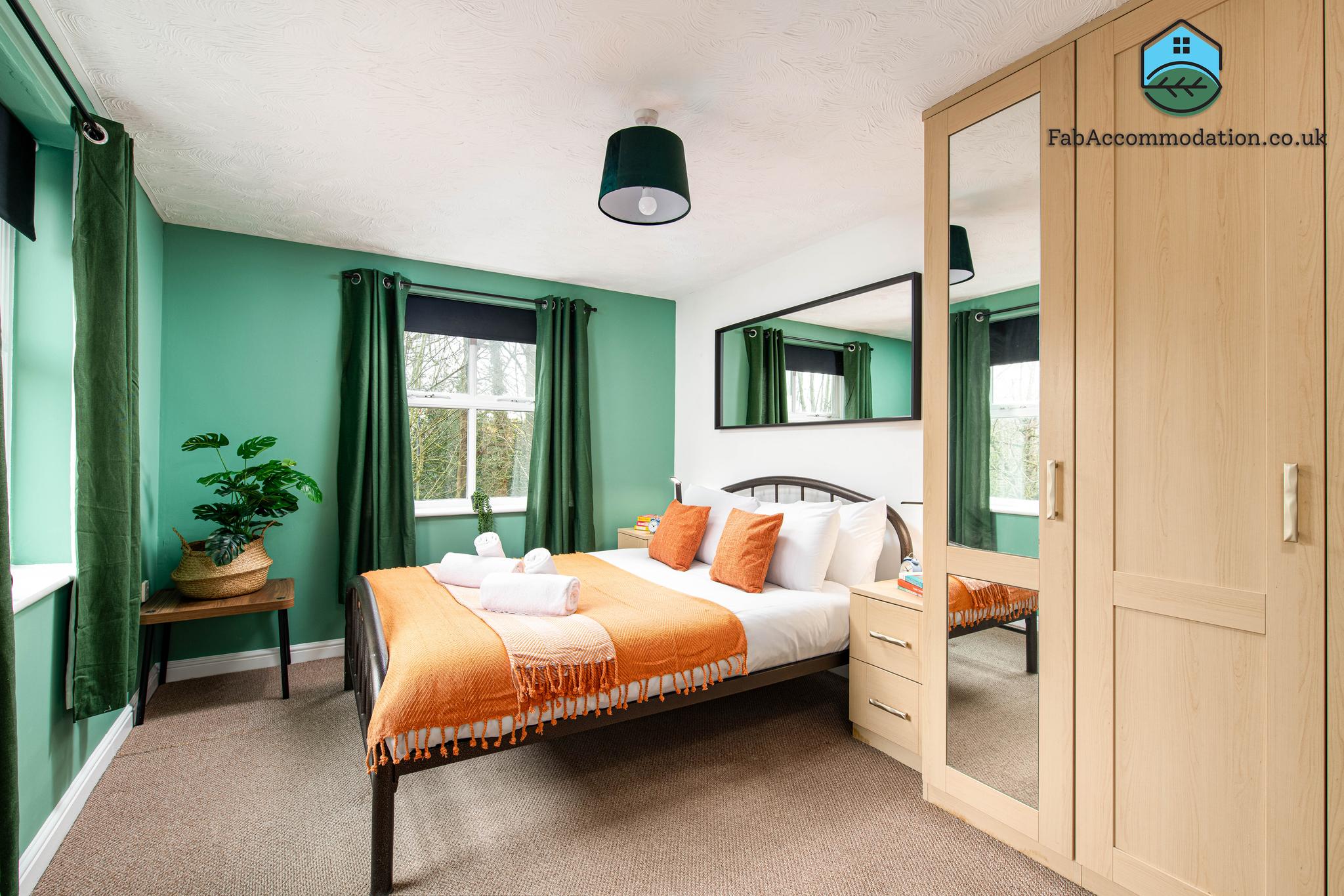 Comfy 2Bed-2Bath-Flat-Parking-By FabAccommodation1