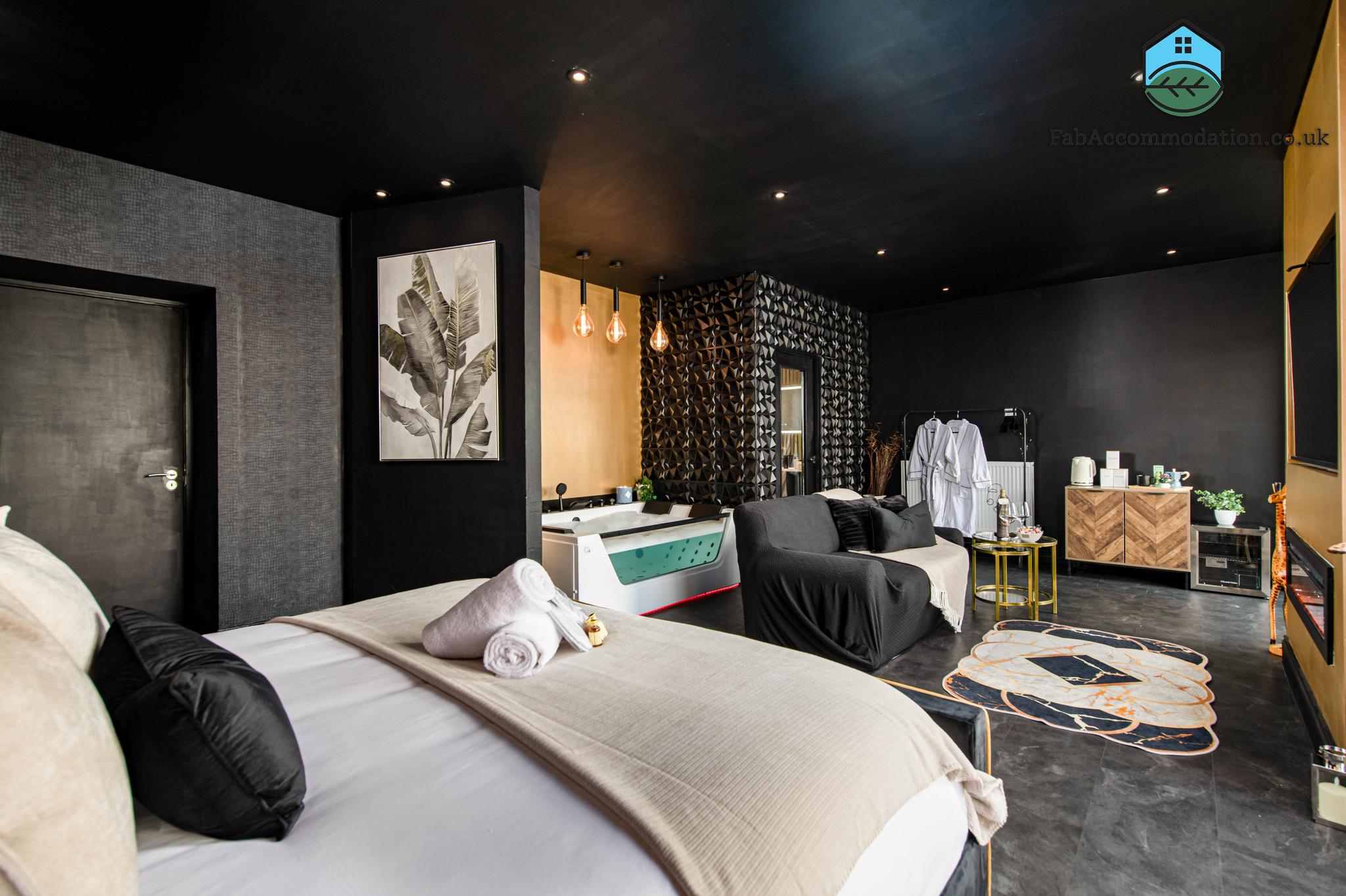 NEW-Romantic Studio with Hot Tub-Garden-Parking3