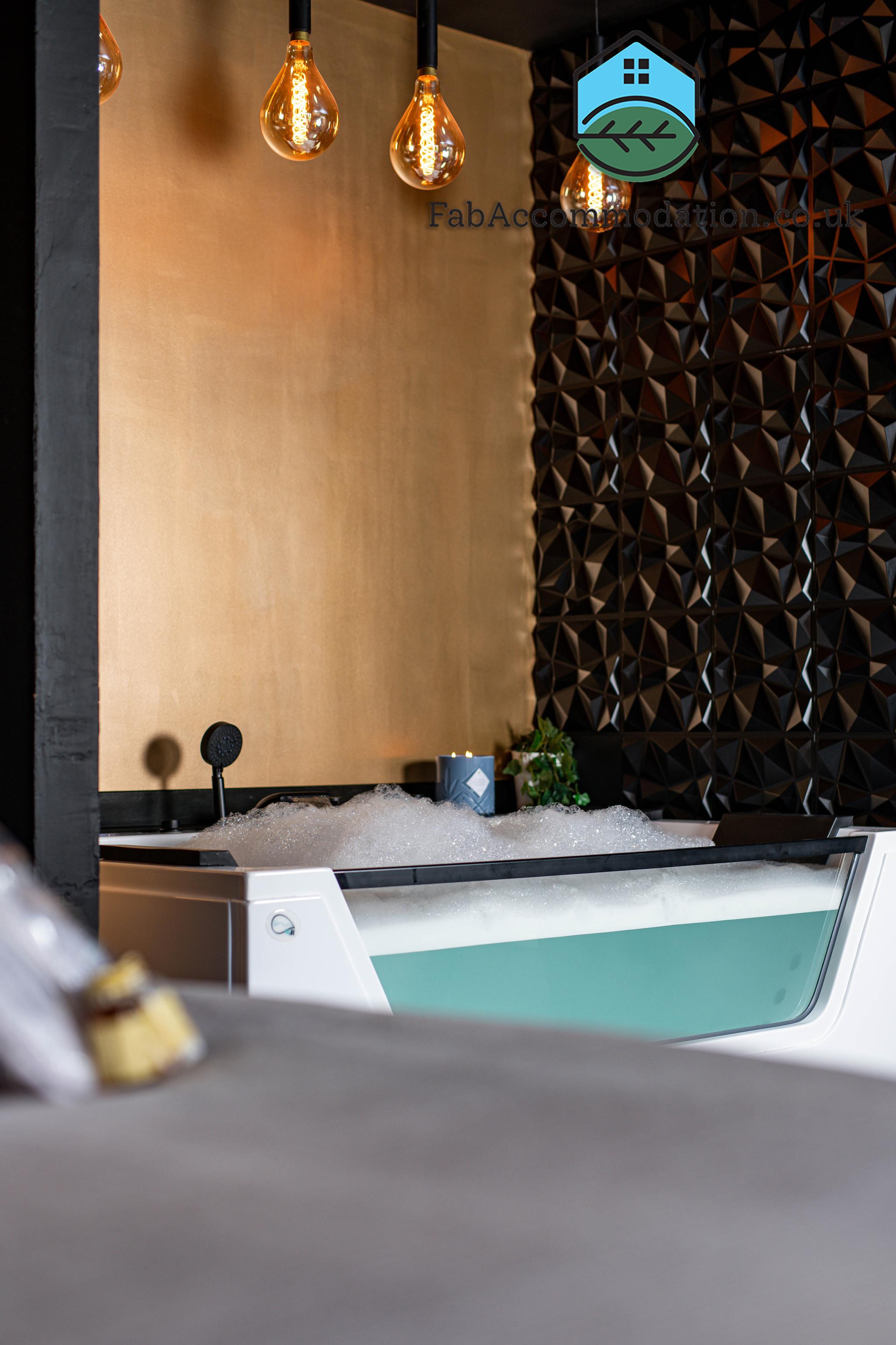 NEW-Romantic Studio with Hot Tub-Garden-Parking6