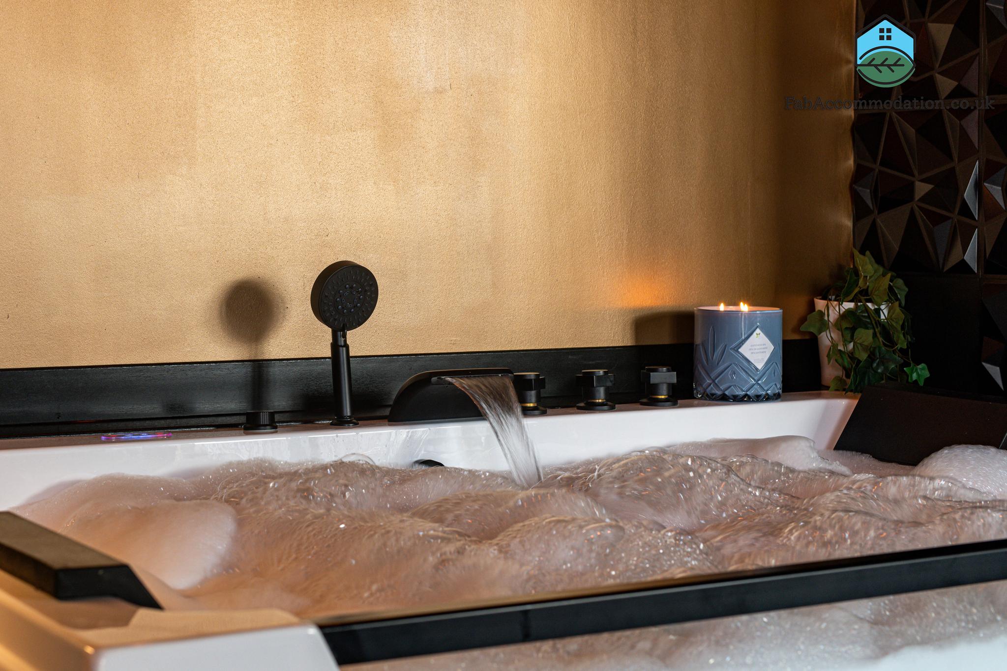 NEW-Romantic Studio with Hot Tub-Garden-Parking5