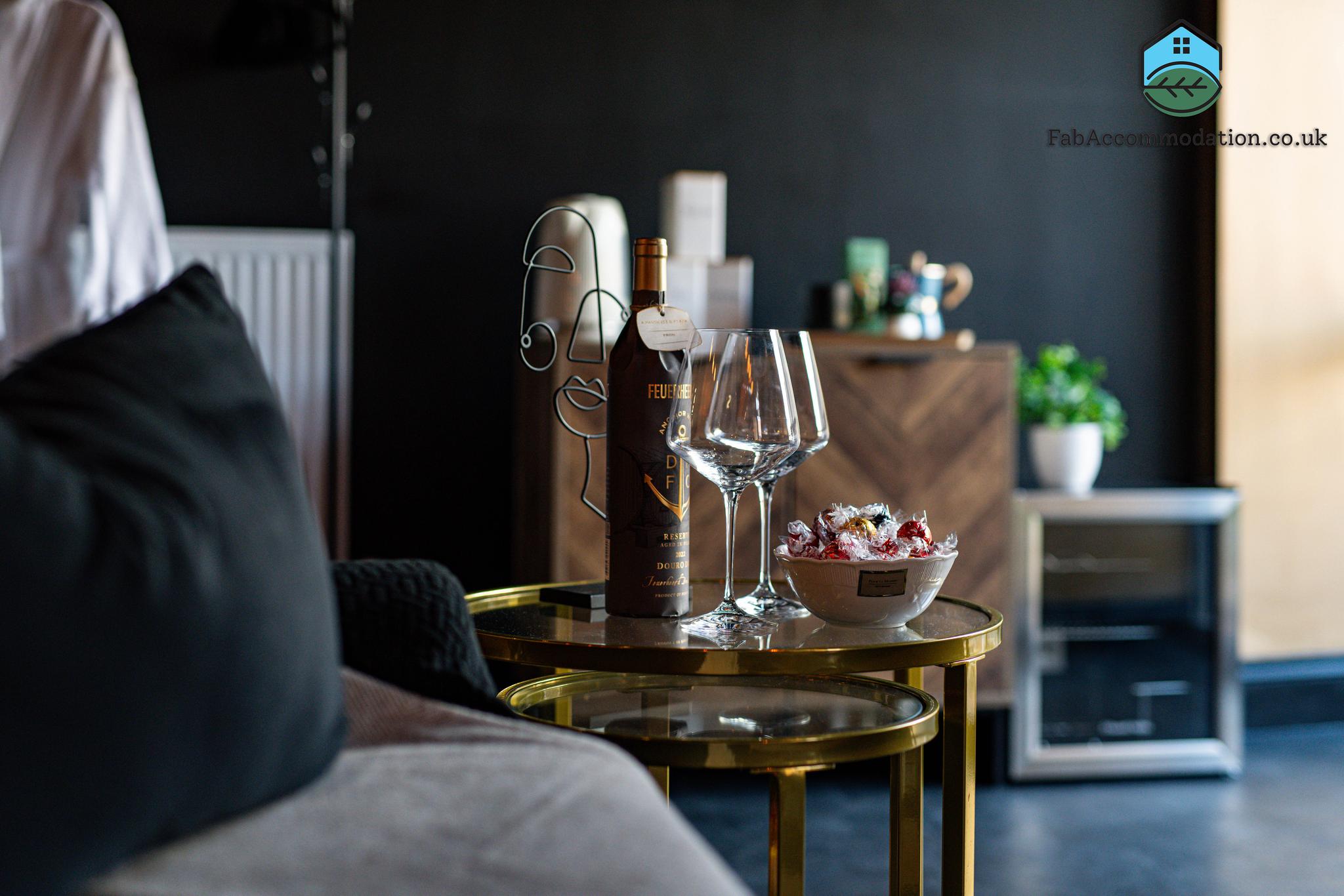 NEW-Romantic Studio with Hot Tub-Garden-Parking2